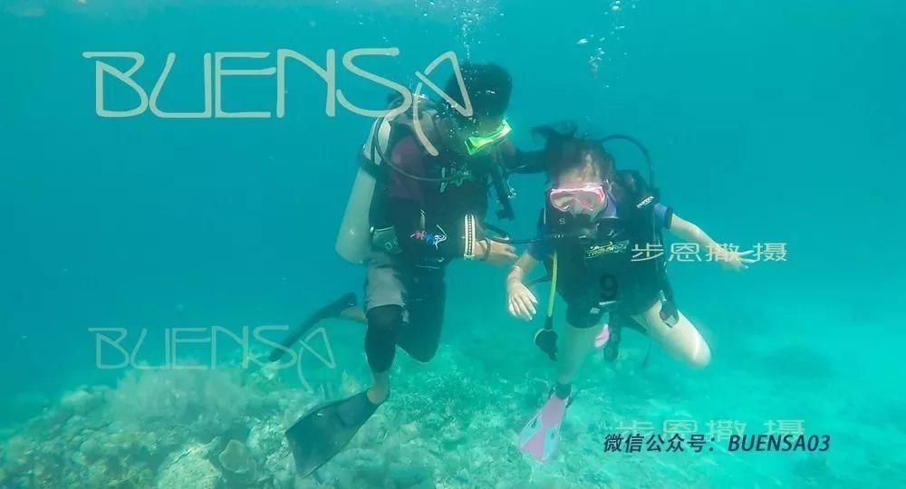 逃出轿车的女孩