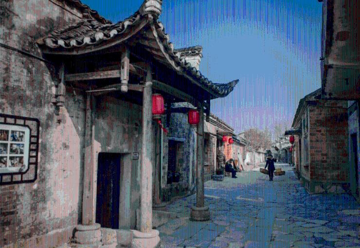 重庆街头现水景景观灯饰 灯影交错流光溢彩